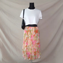 Load image into Gallery viewer, Karin floral midi skirt (M)
